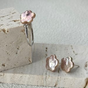 S925 Silver Flower-shaped Pearl Stud Earring