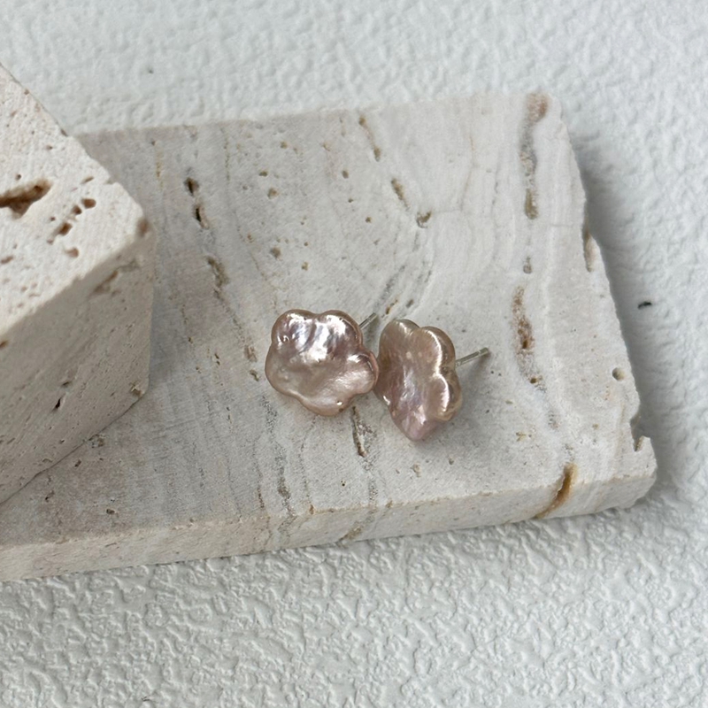 pearl stud earring