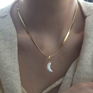moon shape pearl necklace