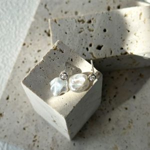 minimalist pearl earring