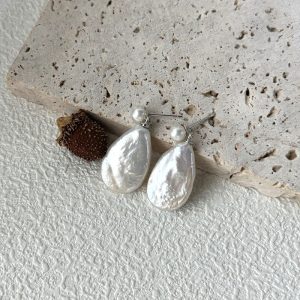 teardrop pearl earring