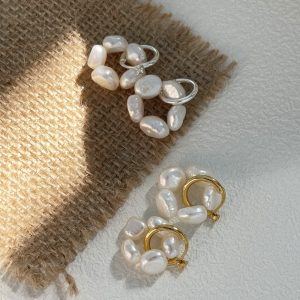 minimalist pearl everyday huggie earring